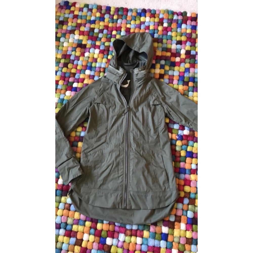 Lululemon Fo Drizzle Jacket camo lining Size 4